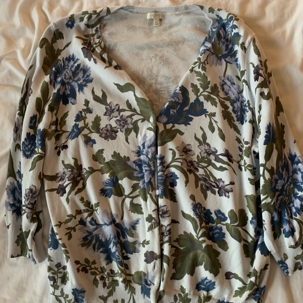 Womens button up cardigan. In great condition